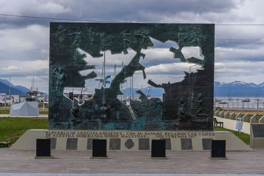 Argentina 127 - Ushuaia - plaza Islas Malvinas - y monumento a los Caídos.jpg
